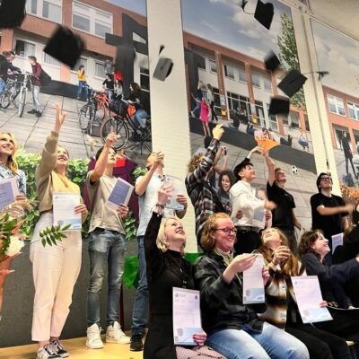 Leerlingen tweetalig onderwijs Stevensbeek krijgen hun tto-diploma uitgereikt.