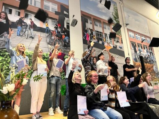 Leerlingen tweetalig onderwijs Stevensbeek krijgen hun tto-diploma uitgereikt.