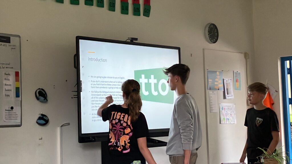 Wout, Stefanie en Stijn geven Engelse les op de Josefschool in Overloon op de Dag van de Talen.