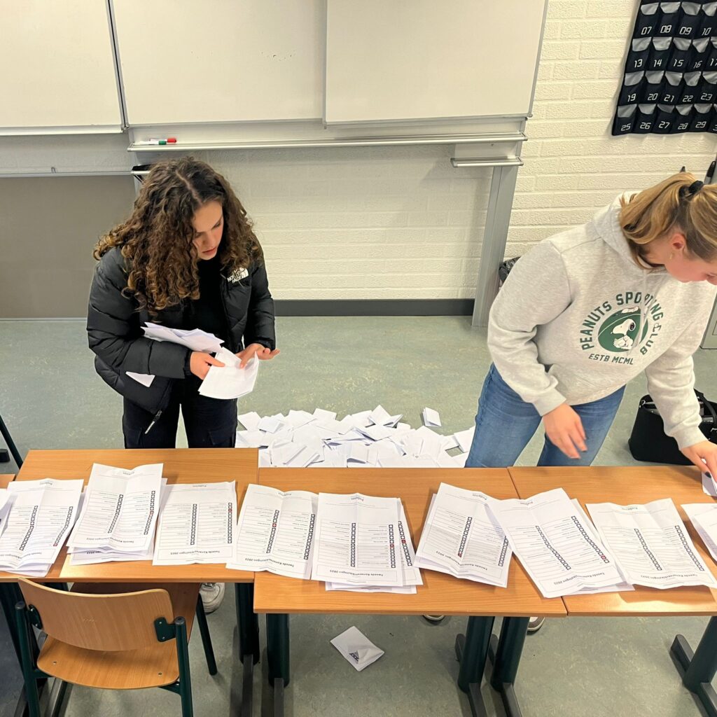 De stemmen worden geteld voor de scholierenverkiezingen in Elzendaalcollege Boxmeer.