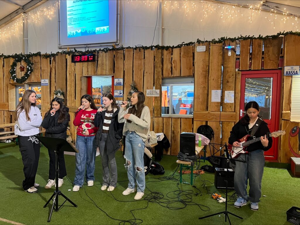 Schoolband 'It's music' van Stevensbeek treedt op in het winkelcentrum van Boxmeer
