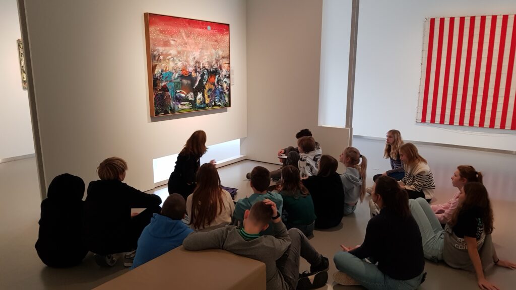 Jenaplanbrugklassers leren kijken naar kunst en er iets van vinden in het noordbrabants museum.