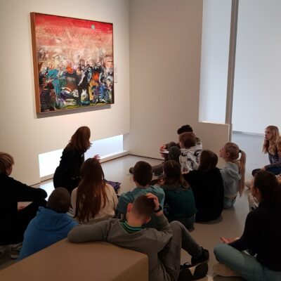 Jenaplanbrugklassers leren kijken naar kunst en er iets van vinden in het noordbrabants museum.