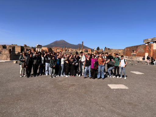 Derdejaarsleerlingen van locatie Stevensbeek brengen een bezoek aan het Italiaanse Pompeii met op de chtergrond de vulkaan Vesuvius.