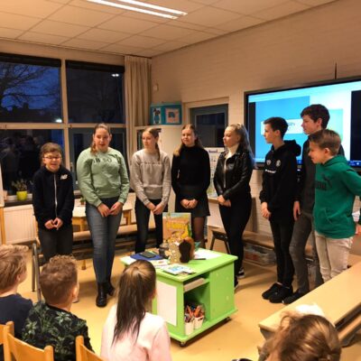 Havo/vwo 3-leerlingen van Metameer jenaplan Boxmeer lezen voor aan kleuters op Jenaplanbasisschool de Peppels (januari 2020).